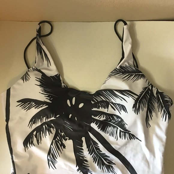 IFFEI One Piece Black/White Graphic Swimsuit  🌴🥥 NEW WITH TAGS! - Picture 4 of 13